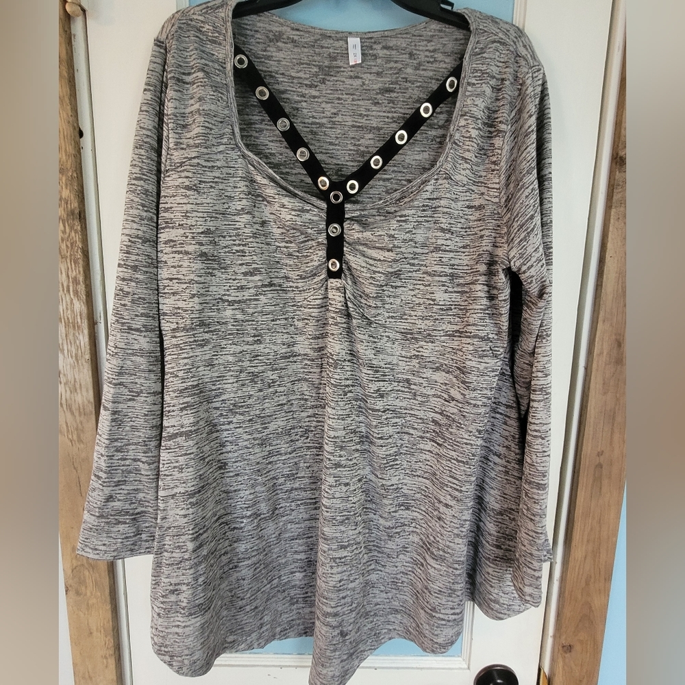 Woman's long-sleeved top